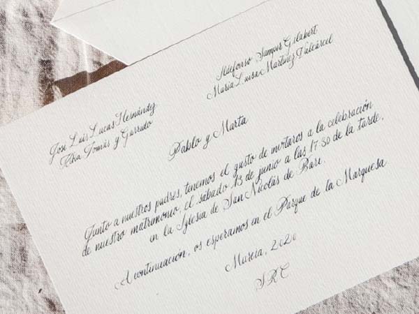 Caligrafía sobres invitaciones de boda